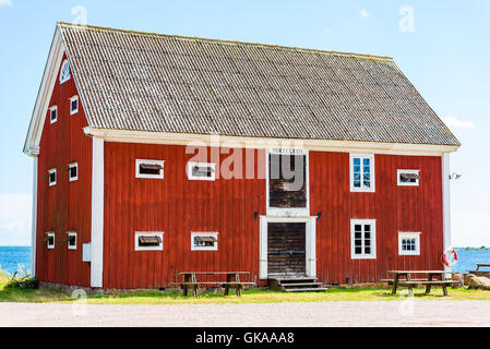 Ekenas, Schweden - 10. August 2016: Die alte Lagerhaus hinunter an die Küste ist von 1851 bis 1879 entsprechende Zeichen auf das Gebäude, Stockfoto