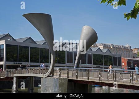 Moderne Brücke über Bristol Waterfront Stockfoto