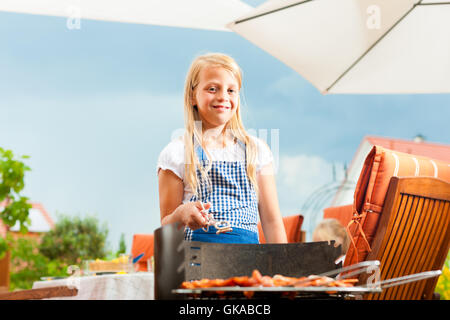 glückliche Familie grillen Stockfoto