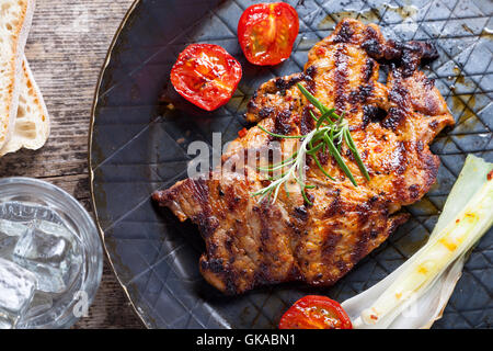 Gegrilltes Schweinesteak in einer Eisenpfanne Stockfoto