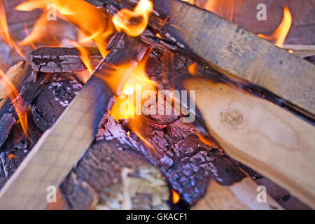Holzofen, offener Flamme auf einem Ziegelstein gebaut Bbq. Drechslerei, Holzkohle. Orange Flammen wie Holz in ein Feuer brennt Stockfoto