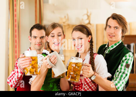 junge Menschen in Bayerischer Tracht in einem Geschäft oder restaurant Stockfoto