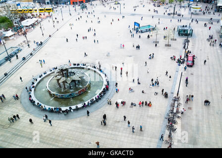 Alexanderplatz von oben mit Menschen Freundschaft Brunnen Stockfoto