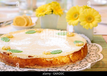 Käsekuchen auf Couchtisch Stockfoto