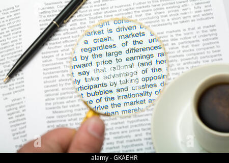 Zeitung Zeitschrift Tasse Stockfoto