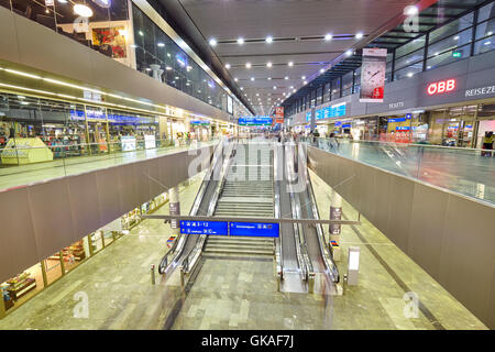 Eingang zum Wien Hauptbahnhof, Hauptbahnhof in Wien in der Abenddämmerung. Stockfoto