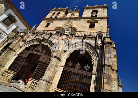 Portugal, Braga: Down, Blick auf den Haupteingang des Doms zu erhöhen Stockfoto