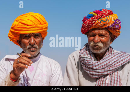 zwei indische Greis mit bunten Turban gegen einen blauen Himmel, Jodhpur, Rajasthan, Indien Stockfoto