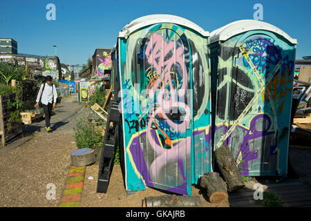 Graffiti und Installationskunst im nomadischen Gemeinschaftsgärten Space in Shoreditch, Brick Lane. London.UK Stockfoto