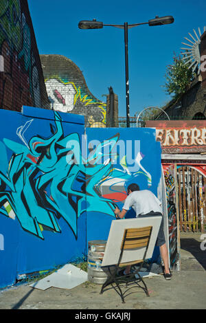 Graffiti-Künstler auf den nomadischen Gemeinschaftsgärten Platz in Shoreditch, Brick Lane. London.UK Stockfoto