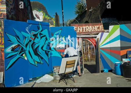 Graffiti-Künstler auf den nomadischen Gemeinschaftsgärten Platz in Shoreditch, Brick Lane. London.UK Stockfoto