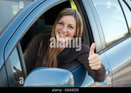 Autofahrerin Daumen auftauchen Stockfoto