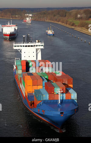 Containerschiff auf dem Nord-Ostsee-Kanal, Deutschland Stockfoto