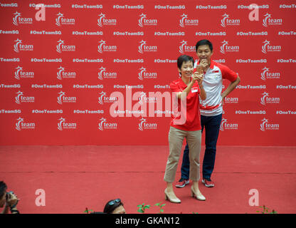 Singapurer Minister Grace Fu Hai Yien und Tan Chuan-Jin warten auf Joseph Schule, Singapurs erste Olympiasieger Stockfoto