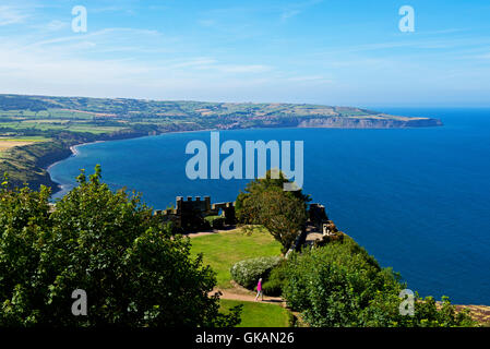 Frau im Garten des Raven Hall Hotel, Ravenscar, North Yorkshire, England UK, mit Blick auf Robin Hoods Bay Stockfoto