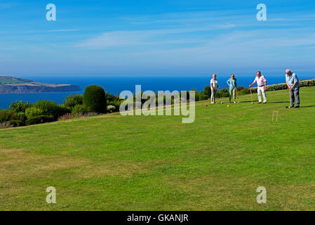 Krocket vier Spieler im Garten des Raven Hall Hotel, Ravenscar, North Yorkshire, England UK Stockfoto