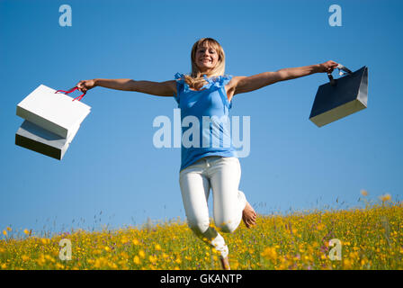 junge Frau mit Einkaufstüten im Frühjahr Stockfoto