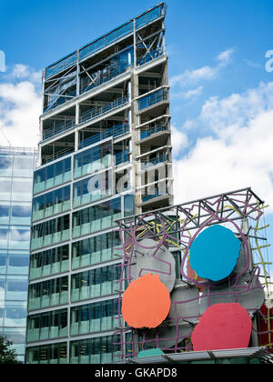 Gebäude mit modernen Kunstwerken in der Nähe von Victoria Station Stockfoto