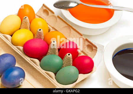 bunte Ostereier im Korb Stockfoto