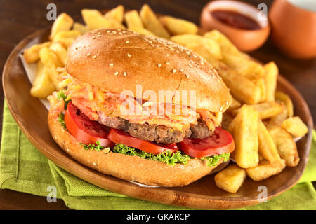 Hamburger mit Pommes frites Stockfoto