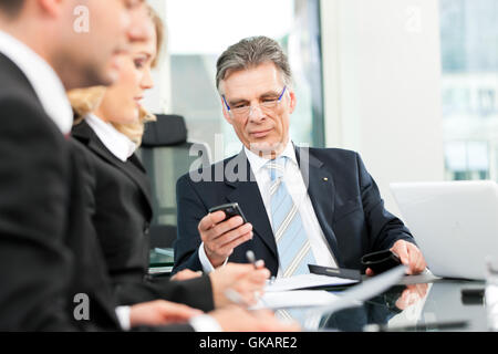 Business - Besprechung mit der Arbeit am Vertrag Stockfoto