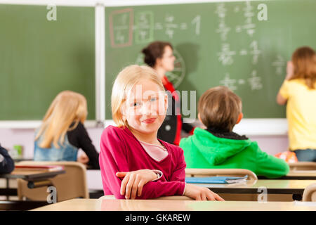 Lehrer mit Schülern an einer Schule, in Ausbildung Stockfoto