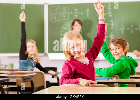 Lehrer mit Schülern an einer Schule, in Ausbildung Stockfoto