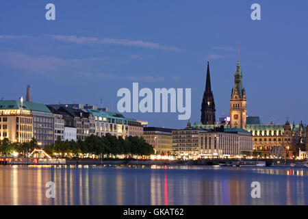 Hamburg in der Nacht, Binnenalster mit Rathaus und Turm der St.-Nikolaus-Kirche Stockfoto