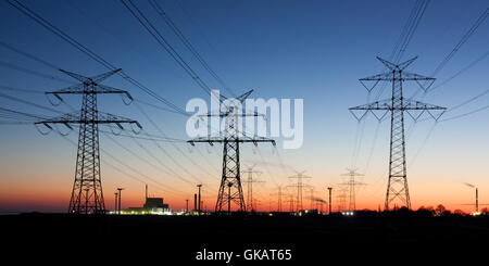 Strommasten in der Abenddämmerung auf dem Horizont Kernkraftwerk Stockfoto