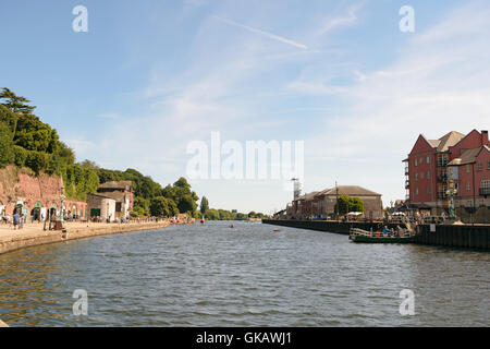 Exeter, Devon, Großbritannien - 15. August 2016: Weitblick des Kais in Exeter mit Menschen sitzen am Ufer. Stockfoto