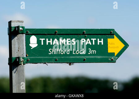 Thames Path Zeichen an der Kaulquappe Brücke, Oxfordshire, England, UK Stockfoto