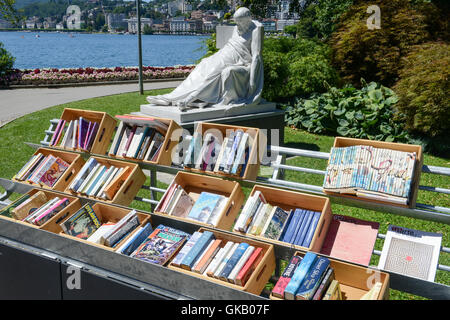Reihe von Vintage Bücher kostenlos textfreiraum auf zentrale Park von Lugano in der Schweiz Stockfoto