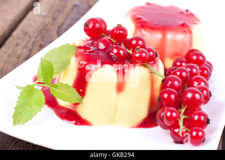 Pudding mit Johannisbeeren Stockfoto