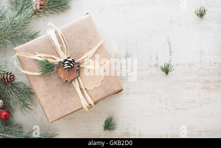 Weihnachts-Geschenk. Stillleben mit hausgemachten gewickelt Weihnachtsgeschenk. Draufsicht, getönten Jahrgang Bild, Leerzeichen Stockfoto