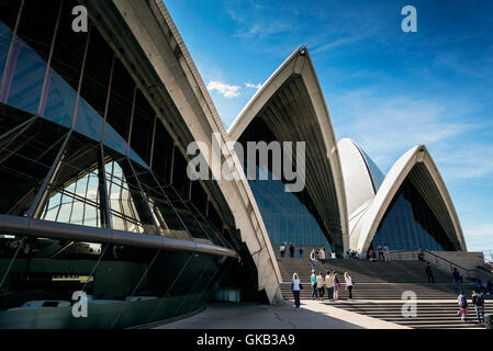 Touristen, die in Australien Sydney Opernhaus Wahrzeichen ausführlich an sonnigen Tag Stockfoto