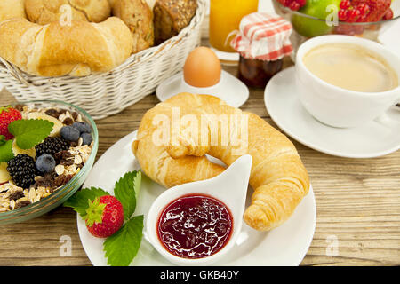 französisches Frühstück mit Croissant, Saft und Marmelade auf Stockfoto