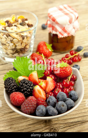 Gemischte Früchte und Beeren in einer Schüssel als Dessert auf Stockfoto