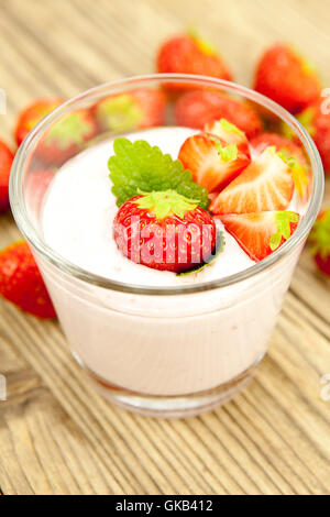 frische Erdbeer-Joghurt-Shake mit Erdbeeren auf einem Tisch Stockfoto