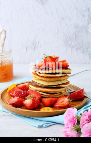 Frühstück Pfannkuchen mit frischen Erdbeeren, Essen Nahaufnahme Stockfoto