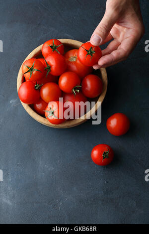 Tomaten in Holz Schüssel essen Hintergrund Stockfoto