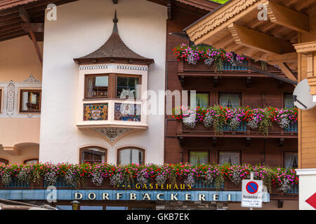 Traditionelle österreichische Häuser mit Blumen in den Fenstern in Tux, Zillertal Stockfoto