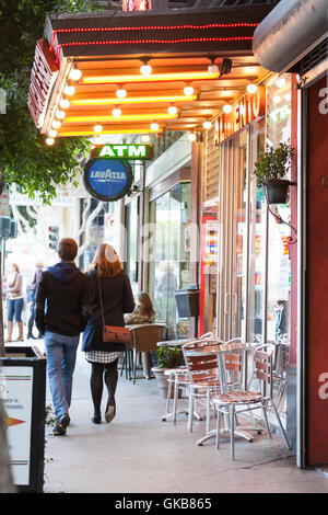 San Francisco, Kalifornien: Paar gehen Arm in Arm an der Columbus Avenue in North Beach. Stockfoto