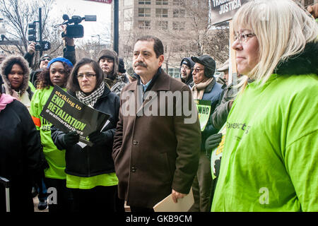 Chicago, Illinois - 28. November 2014: Jesus Chuy Garcia unterstützt Streikende Walmart, wie sie außerhalb eines Ladens am schwarzen Freitag protestieren. Stockfoto