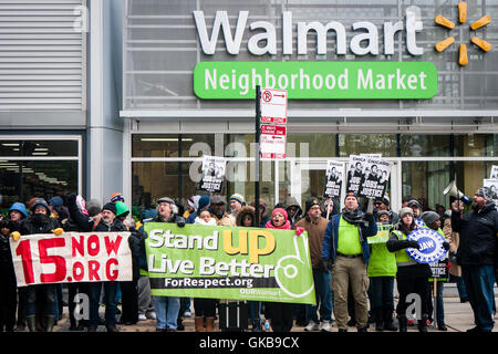 Chicago, Illinois - 28. November 2014: Auffällig Walmart Mitarbeiter und Unterstützer Protest außerhalb eines Ladens am schwarzen Freitag. Stockfoto