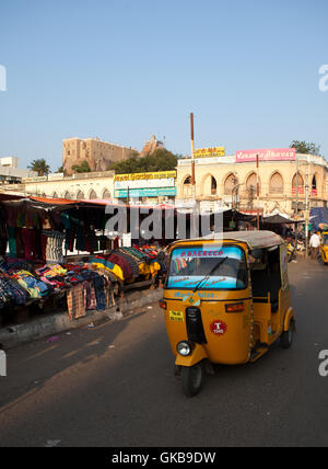 Auto-Rikscha und Basar in Tiruchirappalli, Tamil Nadu, Indien Stockfoto