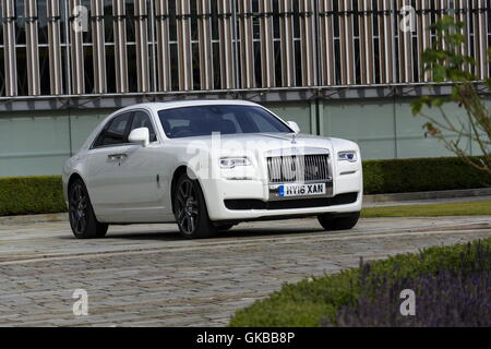 Rolls-Royce Ghost steht vor dem Goodwood Autofabrik am 11. August 2016 in Westhampnett, Vereinigtes Königreich. Stockfoto