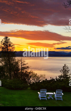 Blick auf Lake Champlain und den Adirondack Mountains, Button Bay B &amp; B, Pantone, Vermont, USA Stockfoto