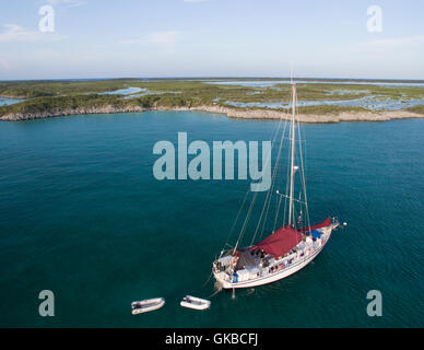 Antenne von einem Segelboot vor der Küste von Grabtuch Cay, Exuma Cays, Bahamas Inseln Stockfoto