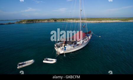 Antenne von einem Segelboot vor der Küste von Grabtuch Cay, Exuma Cays, Bahamas Inseln Stockfoto