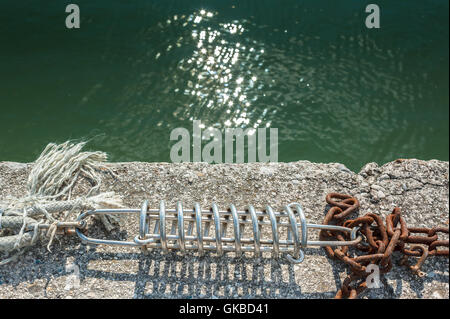 Anlegestelle Frühling Detail mit marine Seile und Ketten Stockfoto